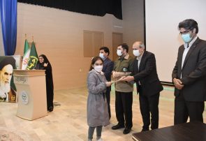 از برگزیدگان مسابقه نقاشی به مناسبت هفته خاک  در آذربایجان شرقی تجلیل شد