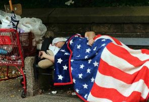 زندگی ۳۵ میلیون خانوار آمریکایی سخت‌تر شد/ ۱۰ میلیون کودک آمریکایی به زیر خط فقر رفت