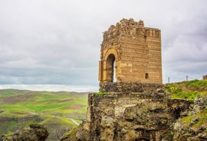 قلعه تاریخی ضحاک هشترود تعمیر و مرمت می‌شود